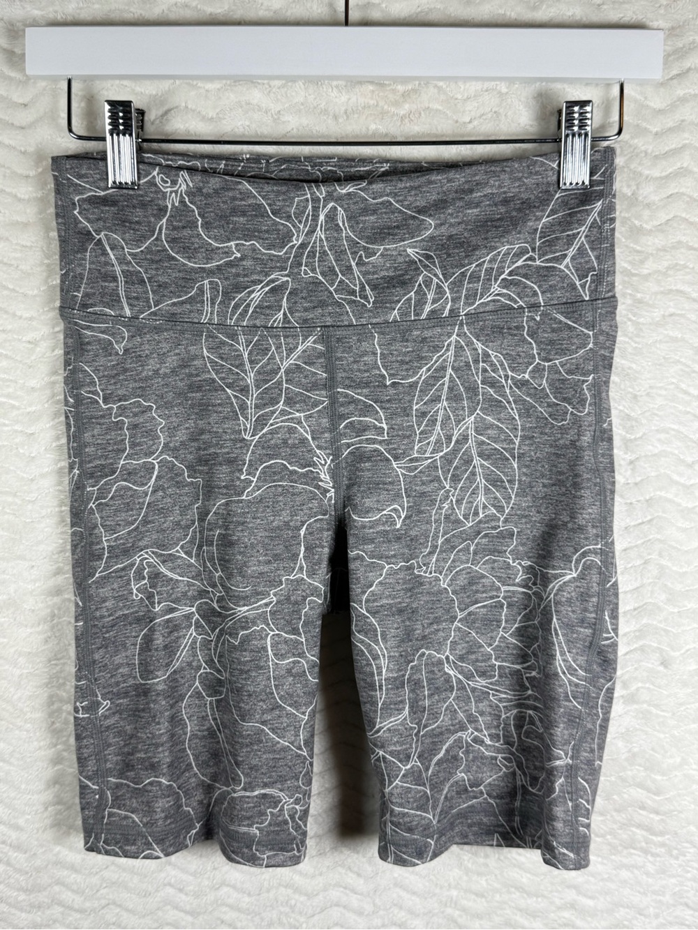 GAP Fit Gray Floral-Print High-Rise Bike Shorts. Stylish and comfortable 😊🤩🔥